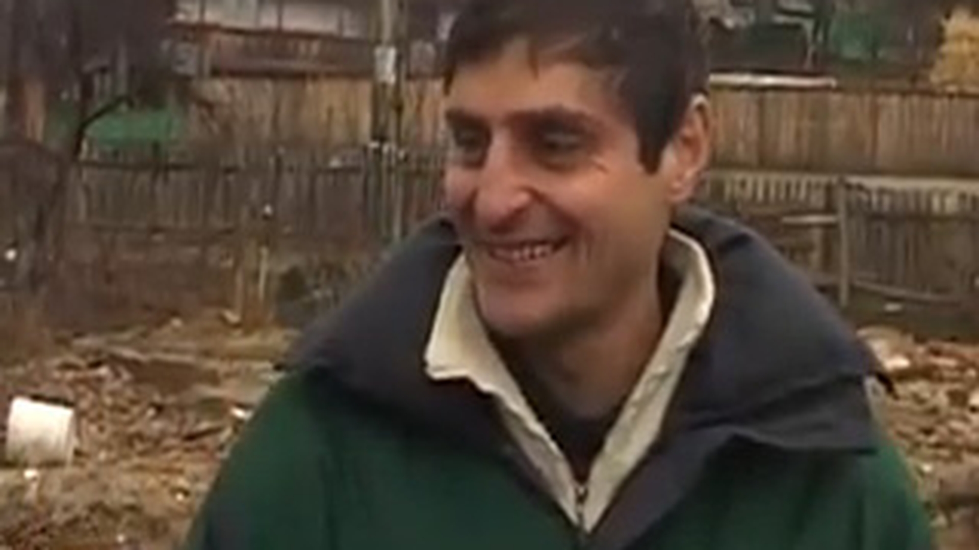 VIDEO "Regele Arthur" s-a mutat de la cort intr-un sediu de C.A.P., si-a tras curent, si-a bagat soba in functiune si s-a apucat de cantat Dan Spataru!