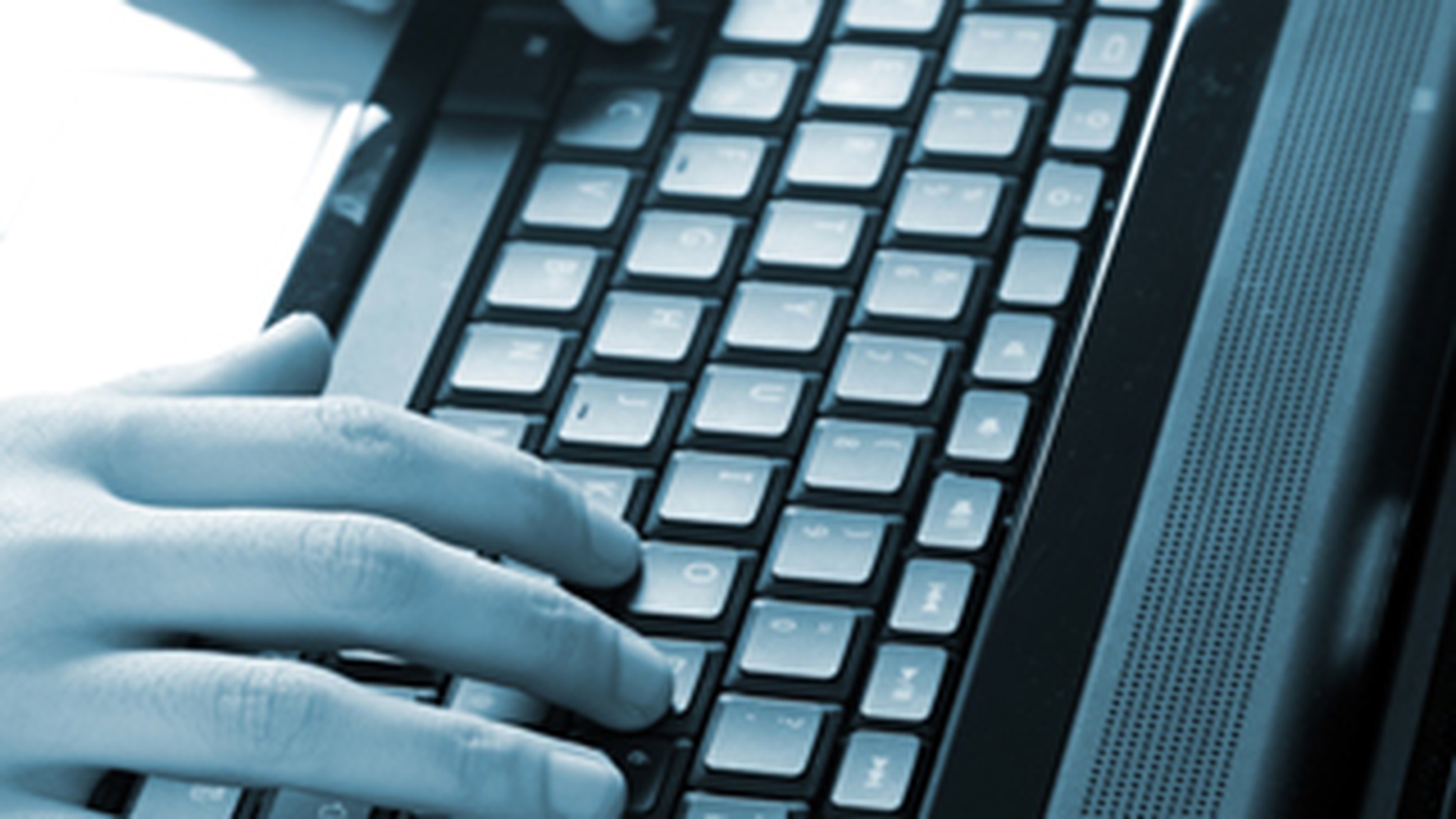 Hackerul "Micul Fum", cel care a spart conturile de e-mail ale mai multor vedete, a fost prins in Arad