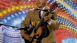 VIDEO Antonio Banderas ar plange daca l-ar vedea! Gigel e "moartea la femei" si a cantat la chitara de a ridicat tot juriul sa danseze pe muzica greceasca!