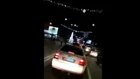 Imagini şocante. Bătaie în trafic sub ochii unor minori