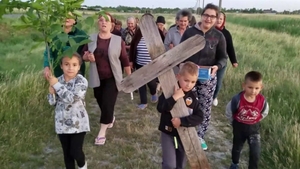 Un copil din Bărăgan a fost pus să care o cruce grea din lemn, într-un ritual de invocare a ploii