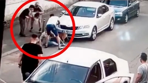Imagini sfâșietoare în București! O doctoriță și cățelul ei, atacați în plină stradă de un Amstaff de luptă fără zgardă și botniță