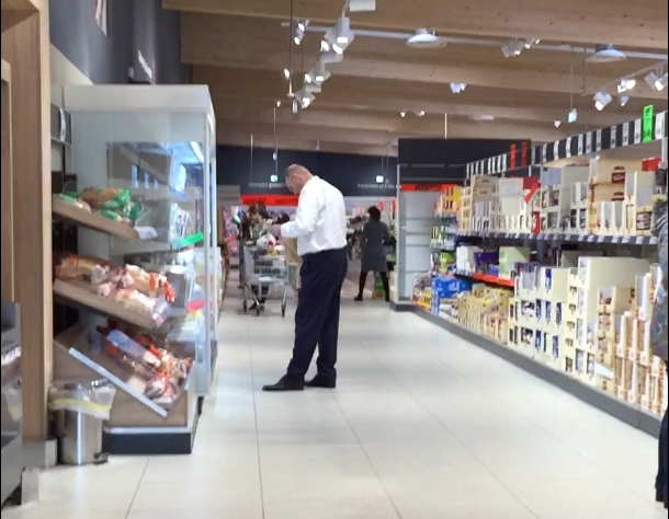 Cataramă s-a oprit în faţa unui stand, pentru a alege