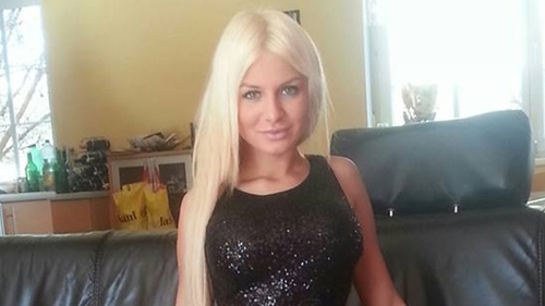 La aproape un an de la divort si-a refacut viata! Ce bomba sexy s-a fotografiat in bratele noului iubit