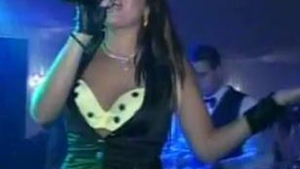 VIDEO Fiica Clejanilor, Margherita, lanseaza o noua moda: a cantat la nunta in blugi scurti!