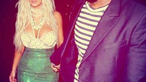 Kim Kardashian s-a costumat de Halloween intr-o superba sirena. Crezi ca ii sta mai bine blonda?