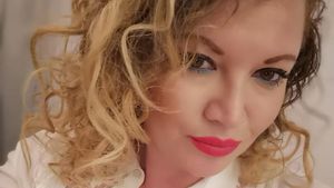 După ce a fugit de acasă, Oana Lis s-a afișat cu un bărbat misterios: ”Ce repede l-ai agățat”