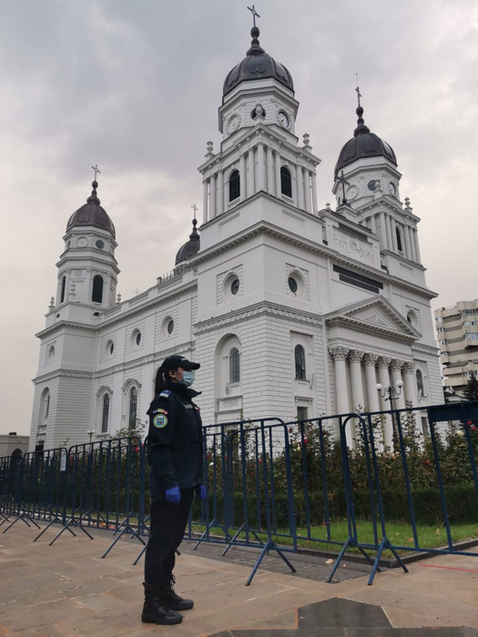 Pelerinii care stăteau la cozi au disparut