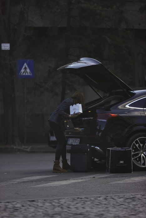Bianca Drăgușanu a ajuns la atelier și descarcă piese de firmă din portbagaj (Foto: CANCAN.RO)