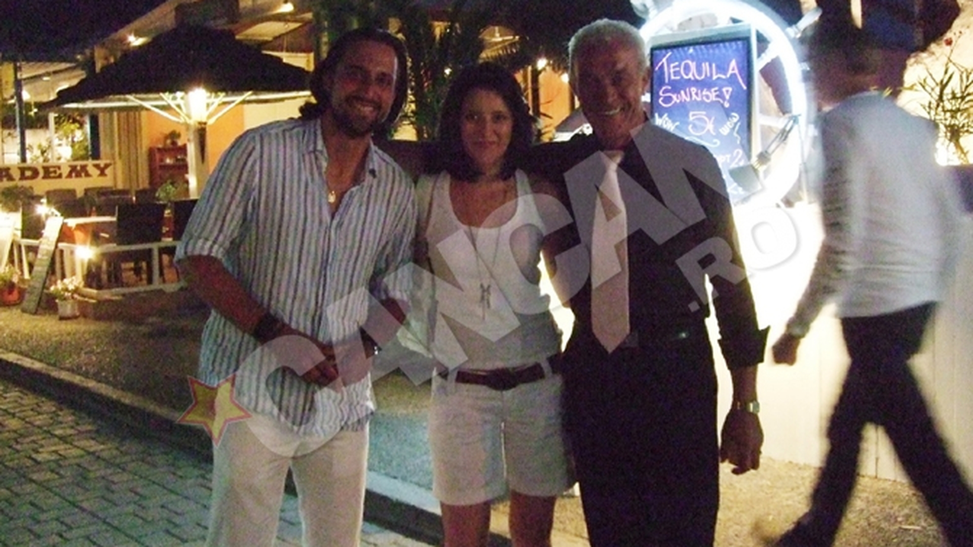 Denis Stefan a fost cu sotia la mare, in Santorini, si la manastirile din nordul Moldovei!