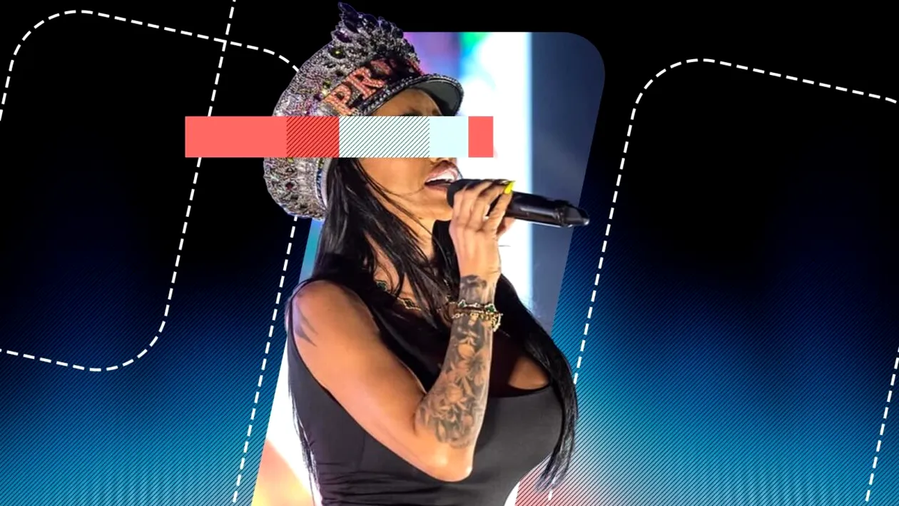 Cum a apărut pe scenă o cântăreață celebră, obsedată de operații estetice. O combinație de Barbie, păpușă gonflabilă și regină pop!