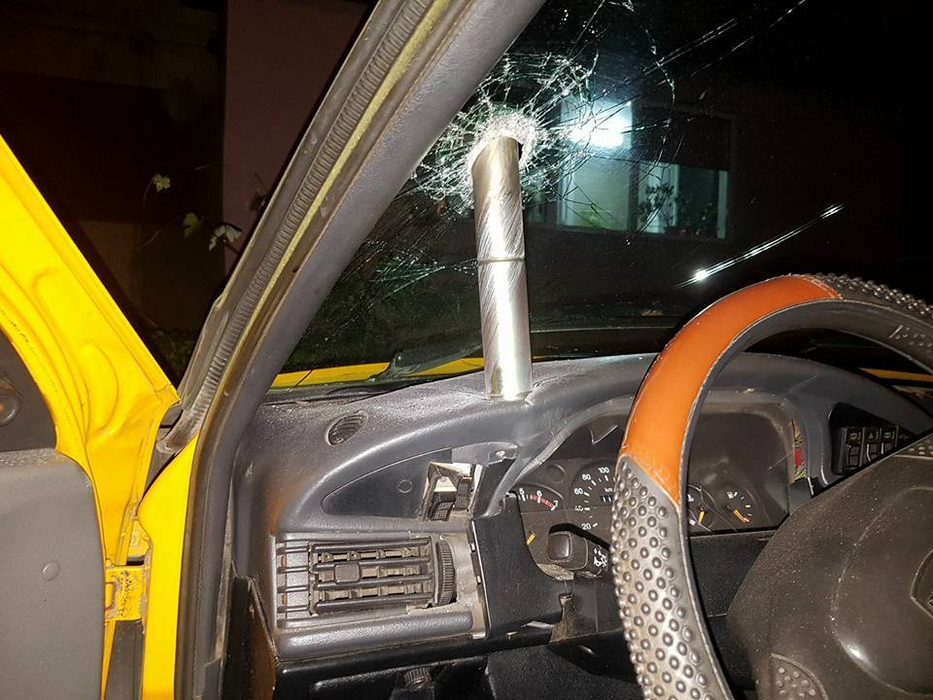 Proiectilul s-a înfipt în mașină