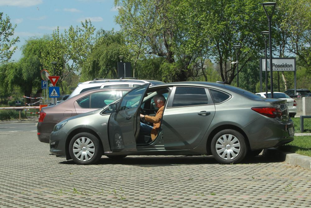 Iri se pregătește să coboare din mașină