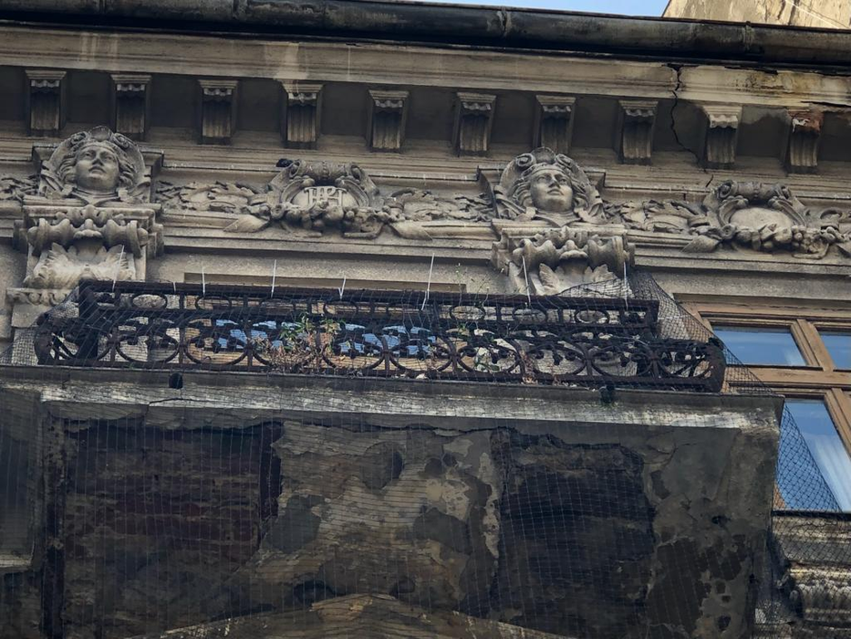 Așa arăta clădirea dărăpănată, din centrul Capitalei, pe care Francu a restaurat-o