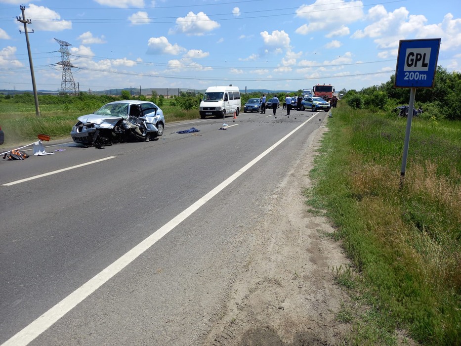 Dubă a jandarmeriei, implicată într-un accident grav pe DN6. Șoferul vinovat a făcut infarct la volan