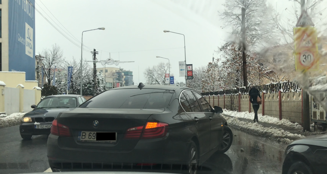 Aflată în întârziere, Daniela schimbă banda de mers ....