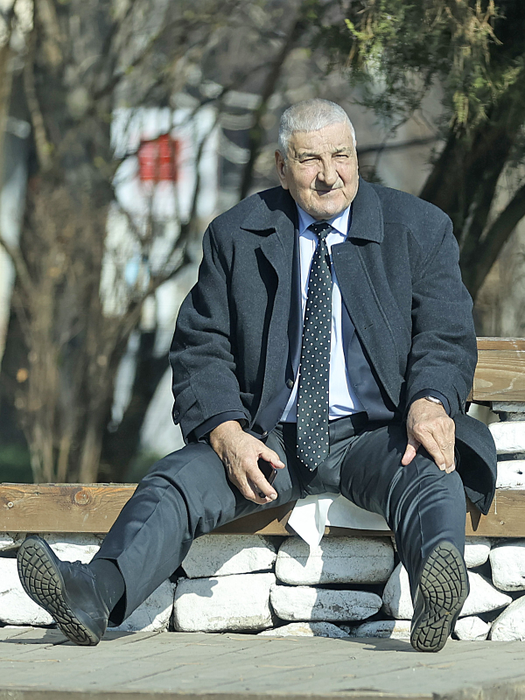 Fostul fotbalist surprins de CANCAN.RO în timp ce își masa genunchii
