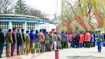 Coada pentru hrana la Ambasada Chinei