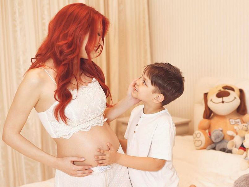 Îmbrăcată într-o rochie scurtă, Elena Gheorghe a făcut marele anunţ. Urmează să nască o fetiţă în…