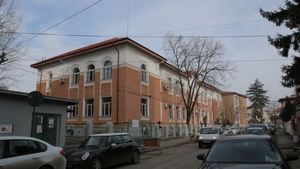 Caz socant intr-un liceu! Zeci de elevi au fosti “torturati” de paduchi dupa ce o asistenta a facut asta!