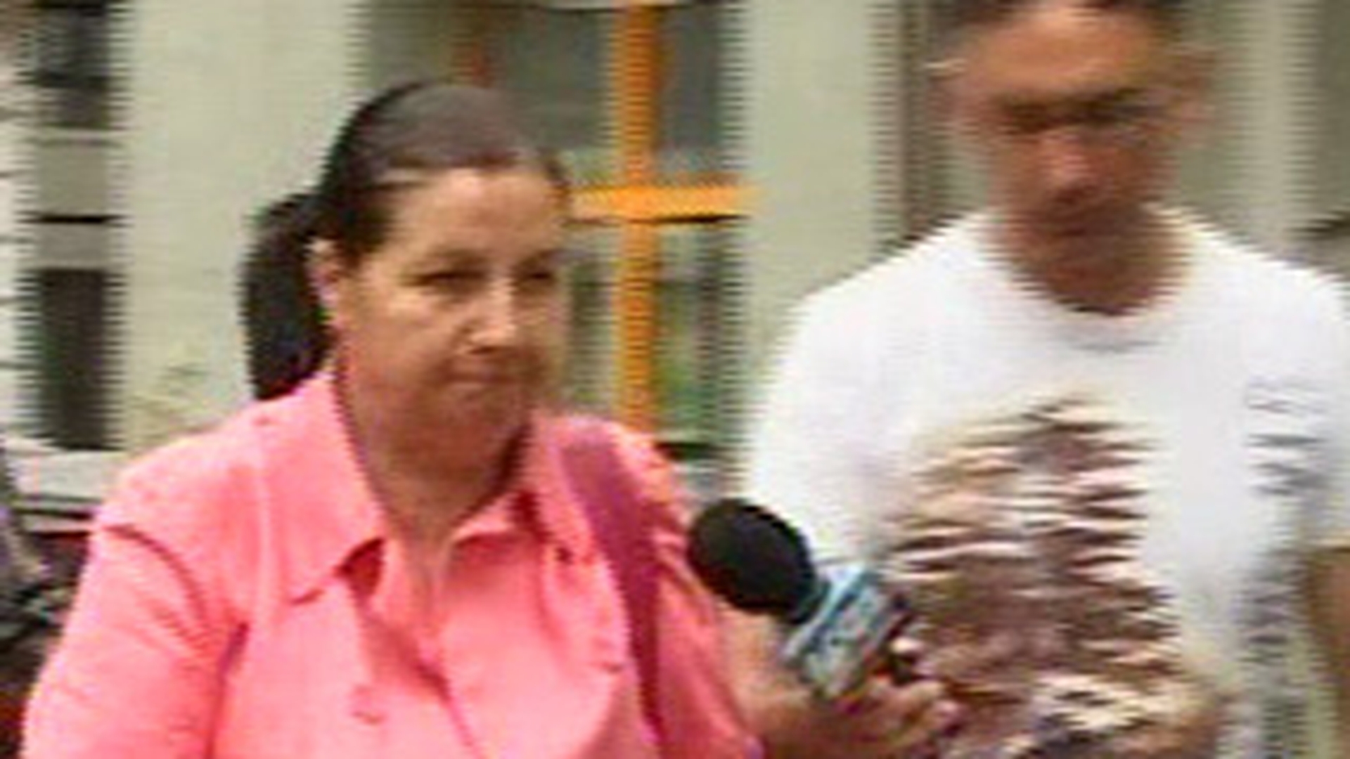 VIDEO Magda Catone si-a luat "bodyguard"! Nu vorbeste cu jurnalistii despre starea de sanatate a lui Serban Ionescu!
