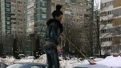 Cum deszapezesti corect o masina de zeci de mii de euro! O fitoasa din Bucuresti ofera dovada suprema de snobism