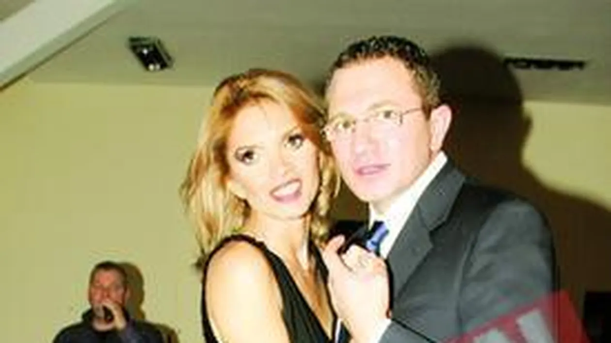 Cristina Spatar ii vara bani in buzunar sotului