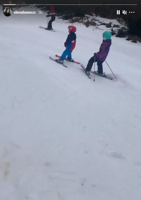 Elena Băsescu, surprinsă pe schiuri alături de cei trei copii! Cum s-a descurcat pe pârtie Anastasia, care are doar 2 ani | FOTO