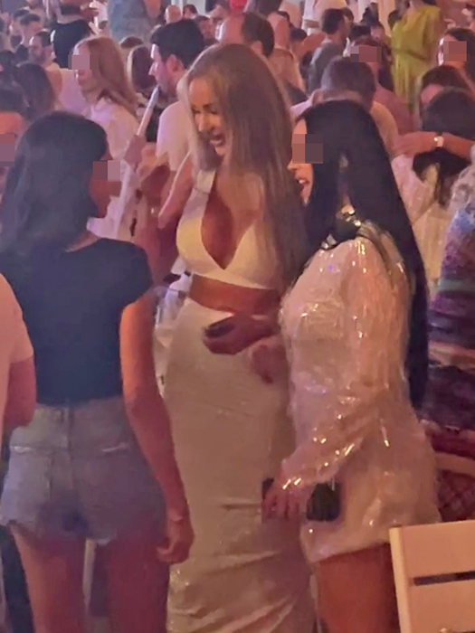 Bianca Drăgușanu s-a distrat alături de apropiatele ei (Foto: CANCAN.RO)