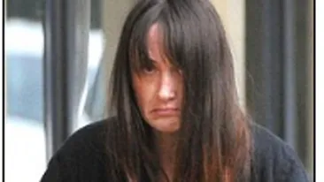 O femeie din Marea Britanie si-a infometat si batut fiica de opt ani, dar si-a iubit cu disperare iepurii