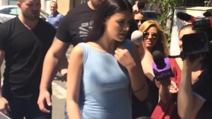 VIDEO Alex Velea a facut o criza de nervi cand Antonia a ajuns la Starea Civila! Vezi gestul care l-a scos din sarite pe cantaret