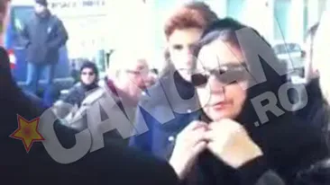 Magda Catone a venit cu ochelari negri şi fularul pe cap la dezvelirea stelei lui Şerban Ionescu de pe Aleea Celebrităţilor
