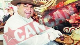 Din Fundu Moldovei ii invata pe britanici sa prepare carnati