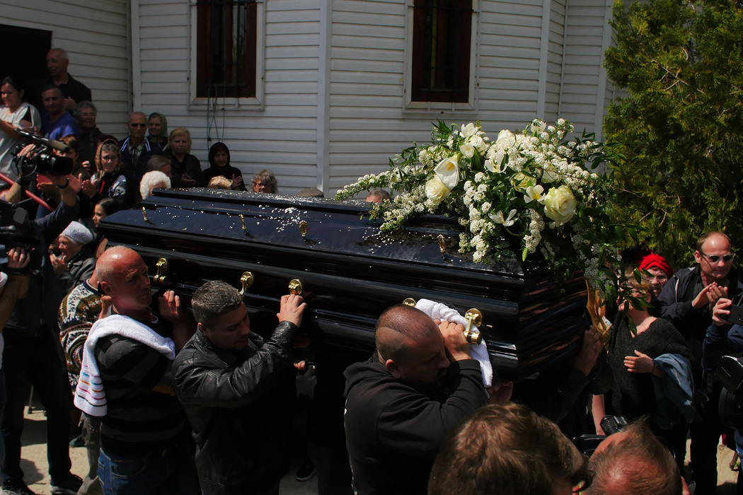 Designerul Răzvan Ciobanu a fost înmormântat ieri în Cimitirul Progresul din București.