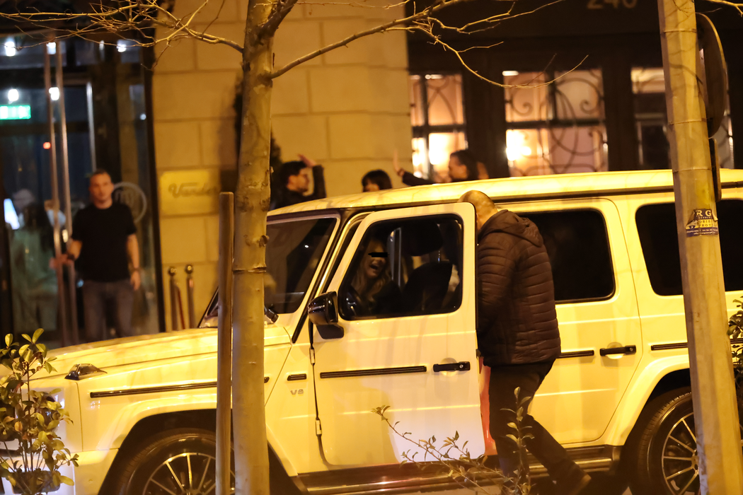 Șoferul urcă în mașină pentru a-i conduce acasă pe "Termopane" și "Turbo Prințesica" (Foto: CANCAN.RO)