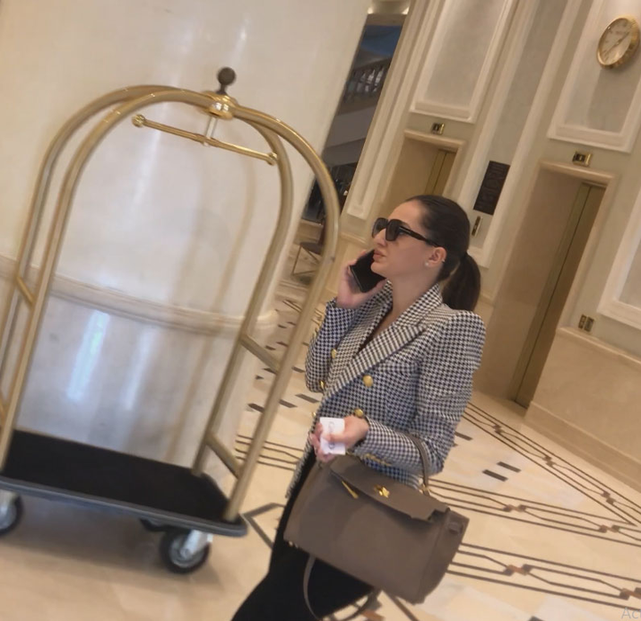 Theodora Becali discută la telefon, probabil cu soțul ei