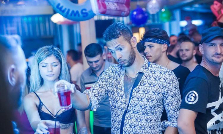 Andrew, alături de Diana, blonda care l-a vrăjit la Freddo
