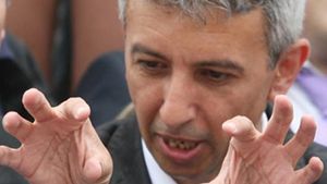 Floricele, carti cu pisici, scrisori si vizite la puscarie sau ce facea Dan Diaconescu pe cand nici nu se gandea ca va fi inchis
