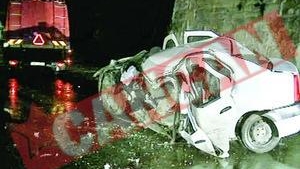 S-au izbit cu masina de piciorul podului