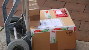 Schema „coletul” te lasă fără bani în prag de Crăciun! Ce a pățit un bărbat din Sălaj care și-a comandat o pereche de adidași de 1.300 de lei