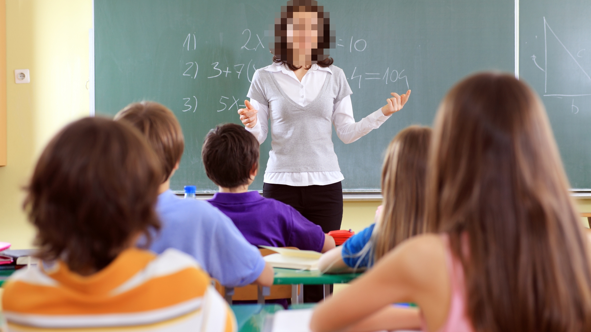 Au fost cu ochii pe ea, dar nu au prins-o! Invatatoarea care a terorizat un copil bolnav a fost verificata de colegii ei