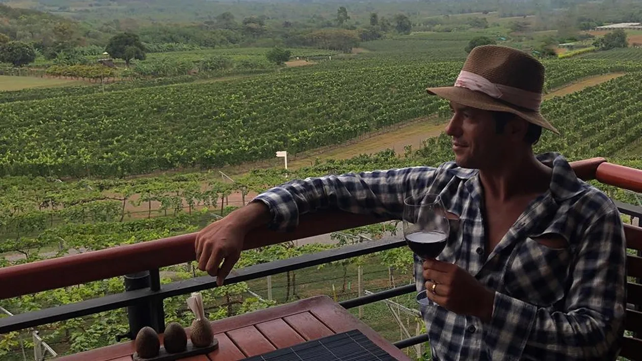 Imagini inedite de la filmările celui de-al patrulea sezon al show-ului “Insula Iubirii”. Radu Vâlcan, primele impresii