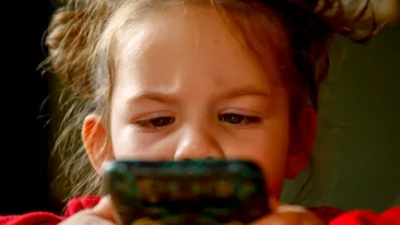 Au rămas șocați! Ce au descoperit părinții unui copil de 2 ani, după ce l-au lăsat să se joace pe telefon