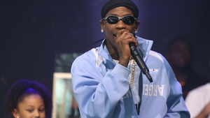 Travis Scott, implicat într-un scandal la concertul lui 50 Cent! S-a lăsat cu sticle aruncate și injurii