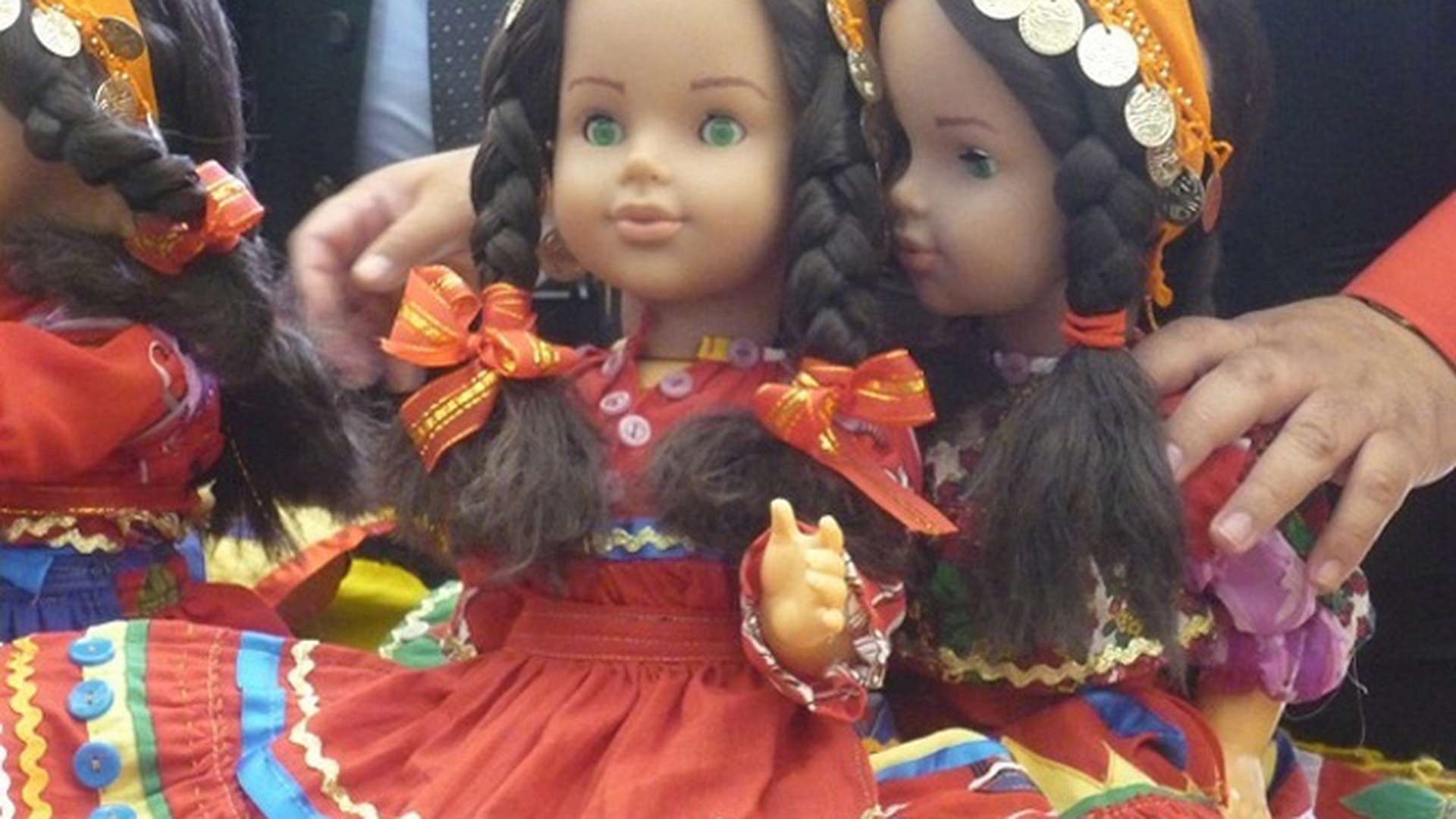 Regele Cioaba a decis sa faca pereche! Papusa Lulica va avea un sot, pe Barculica, un "baietel" rom imbracat in straie traditionale