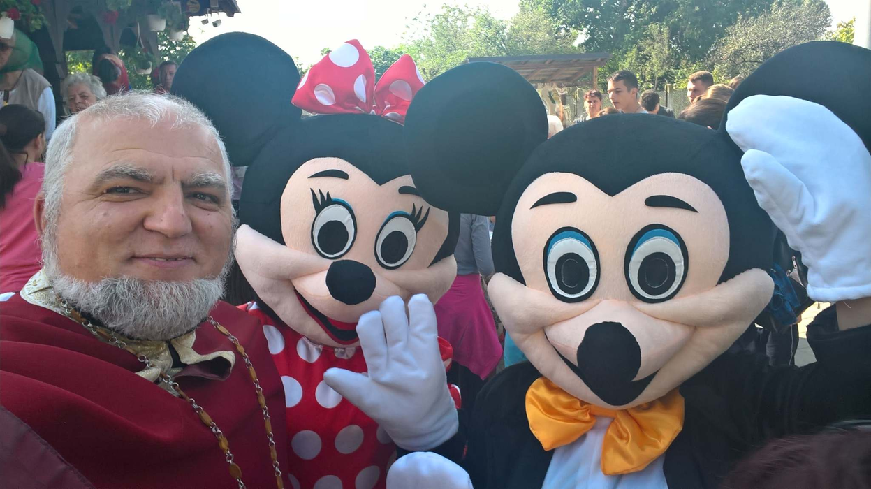 Mickey și Minnie i-au binedispus deopotrivă pe bolnavi și pe enoriași