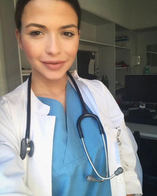 GALERIE FOTO INCENDIARĂ! Îţi stă inima când o vezi în costum de baie! Nu e topmodel, ci… E cea mai sexy-doctoriţă!