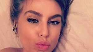 CORINA BUD, conversaţie ”fierbinte” cu un bărbat: ”Pe tocuri stiletto din lac negru şi...“