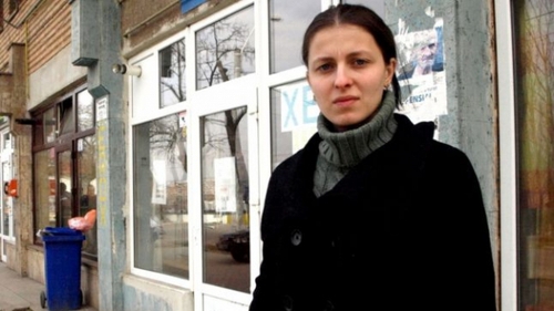 Umilită pentru a-şi păstra serviciul! O tânără de 23 de ani a fost pusă să dea 250 de ture in jurul firmei la care lucra
