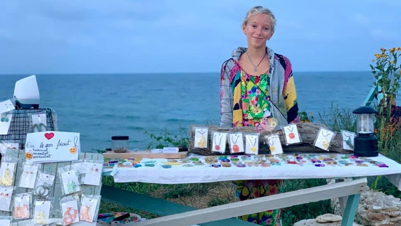 Emoționant! O fetiță de 11 ani vinde bijuterii făcute de ea pentru a-și salva cățelul